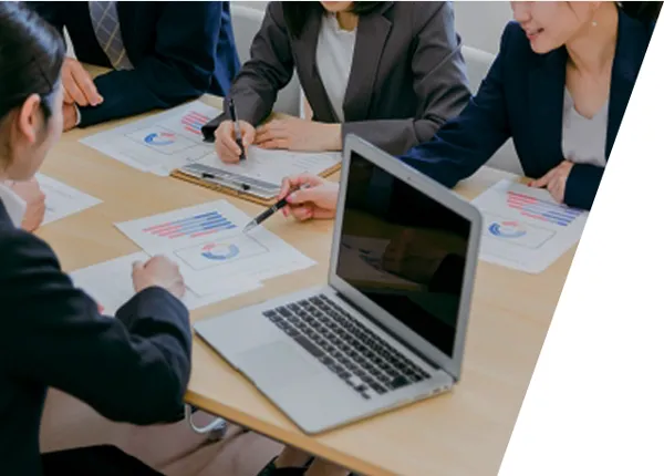 話し合いしている画像